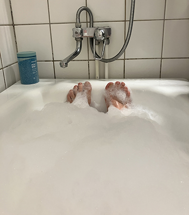 I bubbelbadet fötterna sticker upp