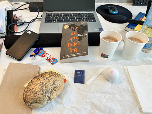 Jobblunch vid skrivbordet med Dit du går följer jag
