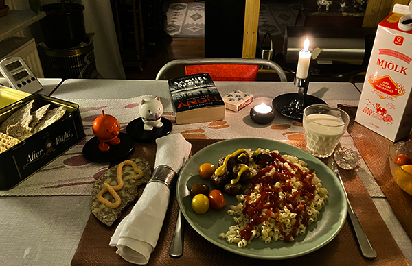 Kalkonköttullar och makaroner kaviarknäcke Hopptisarna Det hänger en ängel ensam i skogen levande ljus