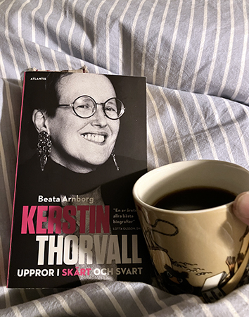 Kerstin Thorvallbiografin och kaffe på sängen i Muminmugg båda fådda av Anna