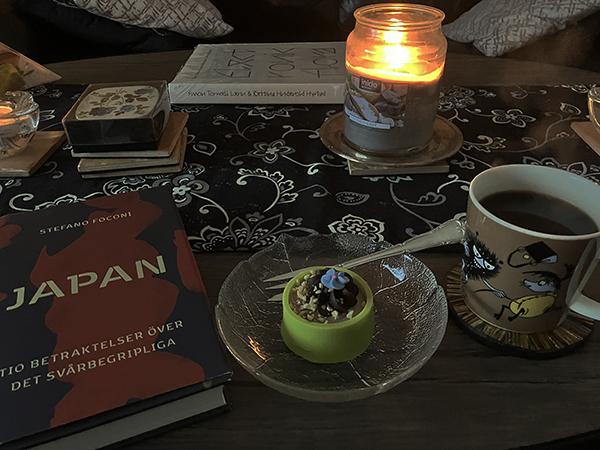 Kvällsfika med Noisette o böckerna Japan och Electronic Flora