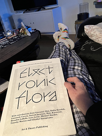 Läser Electronic Flora i soffan Läser Electronic Flora i soffan