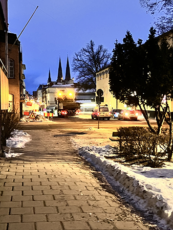Ljusnande februarimorgonhimmel med domkyrkotornen