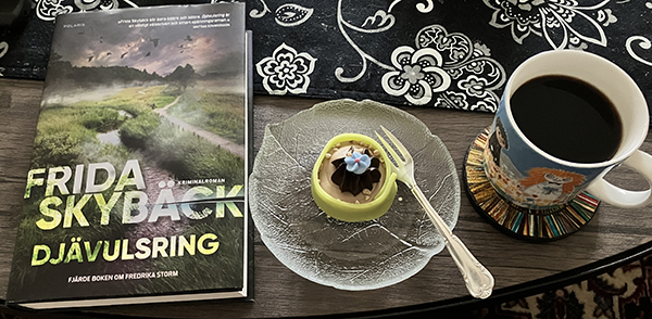 Lördagsfika vid vardagsrumsbordet med Djävulsring och Noisette Lördagsfika vid vardagsrumsbordet med Djävulsring och Noisette