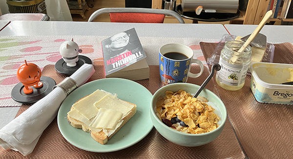 Lördagsfrukost fil o rostat bröd med Hopptisarna o Kerstin Thorvallbiografin