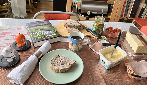 Lördagsfrukost med nötbröd från Triller och tre sorters pålägg Lördagsfrukost med nötbröd från Triller och tre sorters pålägg