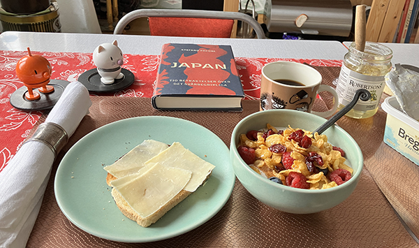 Lördagsfrukost med rostat fil Hoptisarna o boken Japan