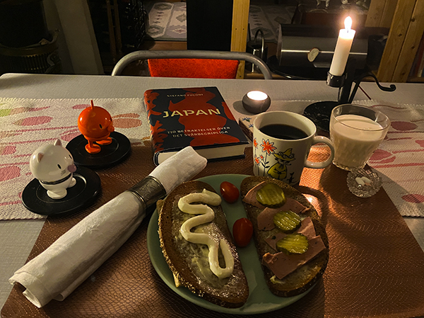 Mackor kaffe mjölk med Hopptisarna Japan o levande ljus