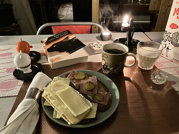 Mackor kaffe o mjölk med Hopptisarna o Katten som visste för mycket