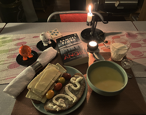 Mackor o Thaisoppa med Det hänger en ängel ensam i skogen Hopptisarna o levande ljus