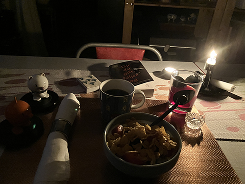 Måndagsfrukost med fil Hopptisarna Dit du går följer jag o levande ljus