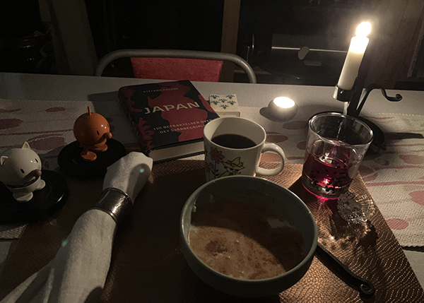 Måndagsfrukost med gröt Hopptisarna boken Japan och levande ljus