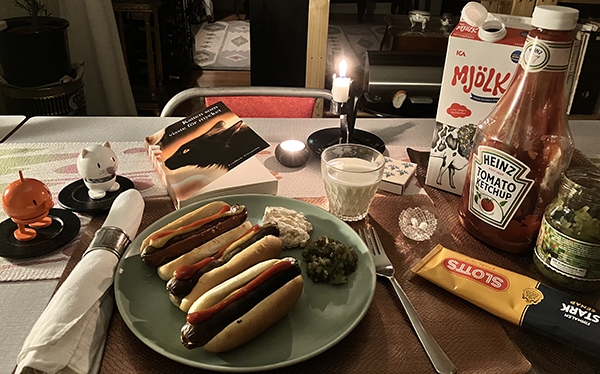 Måndagskorv med Hopptisarna katten Calvin och levande ljus