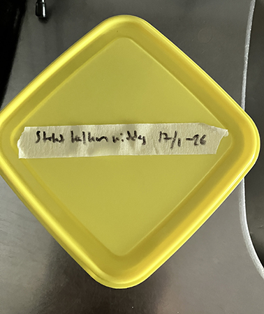 Matlåda med gult lock o stekt kalkon inuti