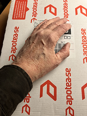 Min hand på ett paket från Apotea