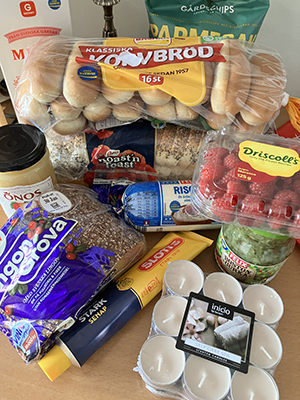 Mjölk chips korvbröd bröd äpplemos hallon senap ljus bostongurka gröt