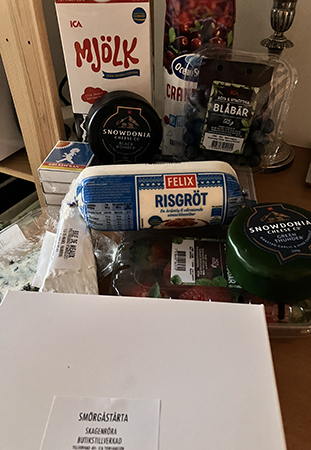 Mjölk gröt tranbärsdryck ostar bär tändstickor smörgåstårta i kartong