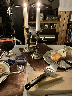 Osttallrik parmesan ett glas rött