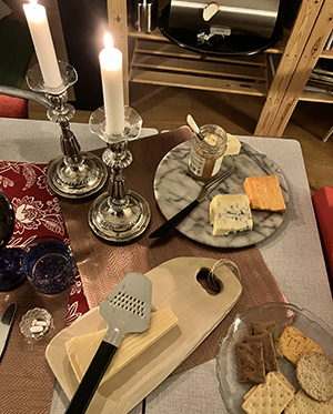 Parmesan ostbricka kex och levande ljus