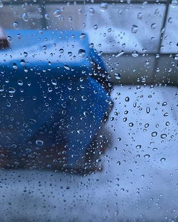 Regn på fönstret i balkongdörren