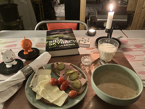 Skogssvampsoppa med mackor Hopptisarna o Djävulsring Skogssvampsoppa med mackor Hopptisarna o Djävulsring