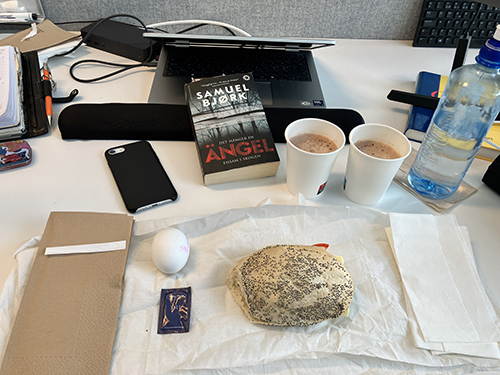 Skrivbordslunch med Det hänger en ängel ensam i skogen