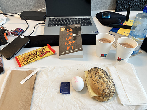 Skrivbordslunch med kexchoklad o boken Dit du går följer jag