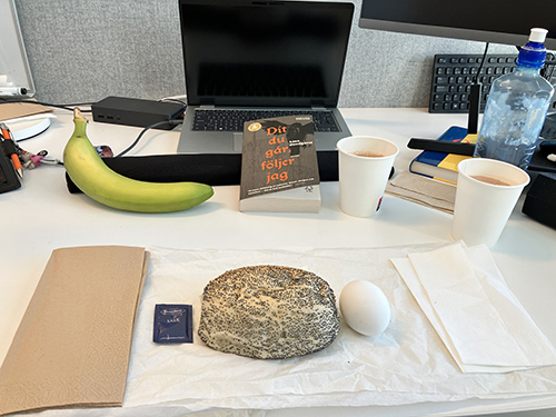 Skrivbordslunch med macka ägg banan o Dit du går följer jag