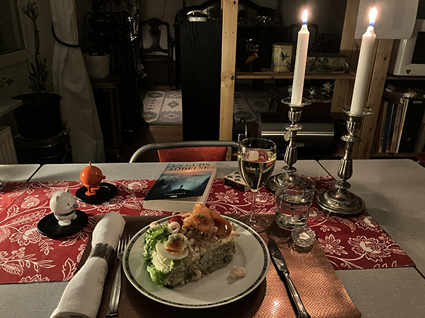 Smörgåstårta ett glas vitt vin Hopptisarna En guds födelse levande ljus