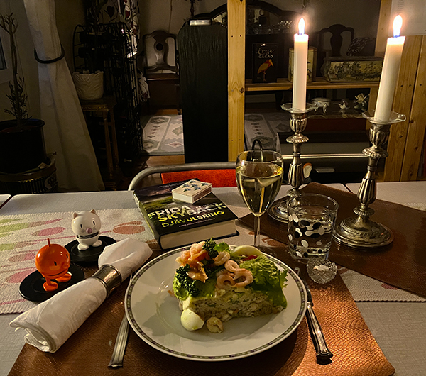 Smörgåstårta från Torgkassen vitt vin Hopptisarna Djävulsring och levande ljus Smörgåstårta från Torgkassen vitt vin Hopptisarna Djävulsring och levande ljus