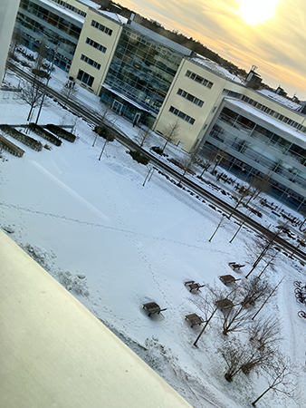 Snö mellan husen på jobbet