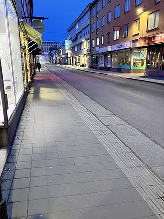 Snöfri trottoar på väg upp till jobbet