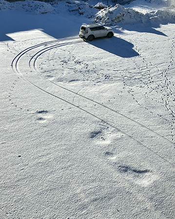 Snöig februarimorgon på stora parkeringen på baksidan en vit bil