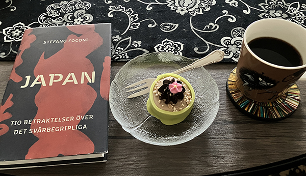 Söndagsfika med boken Japan o Noisette
