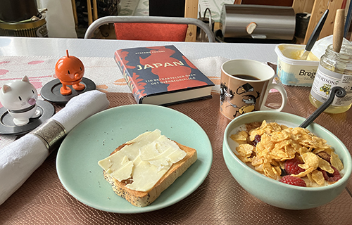 Söndagsfrukost med rostat fil Hopptisarna och Japanboken