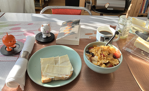 Söndagsfrukost med rostat fil m bär o flingor Hopptisarna o Dit du går följer jag Söndagsfrukost med rostat fil m bär o flingor Hopptisarna o Dit du går följer jag