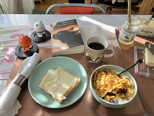 Söndagsfrukost rostat bröd fil Hopptisarna och Katten som visste för mycket