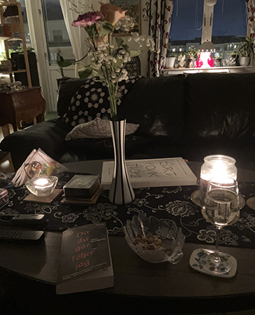 Spumantefördrink och nötter boken Dit du går följer jag blommor tända ljus