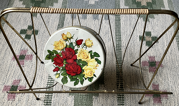 Tidningskorg och kakburk Tidningskorg och kakburk