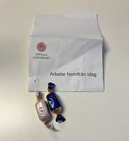 Två godisar på skrivbordet på jobbet