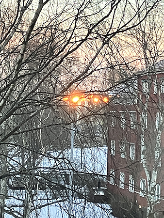 Utsikt från skrivbordet vid sjutiden februarimorgon 2026 Utsikt från skrivbordet vid sjutiden februarimorgon 2026