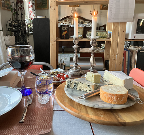 Andra halvan av söndagsmiddagen vin ostbricka plockmat levande ljus