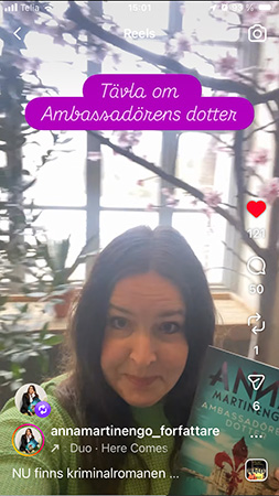 Anna Martinengo med sin bok Ambassadörens dotter