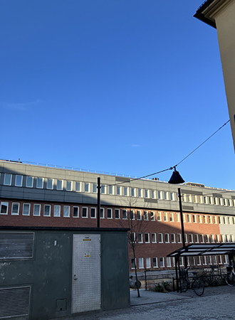Blå himmel över husen på Salagatan o Väderkvarnsgatan