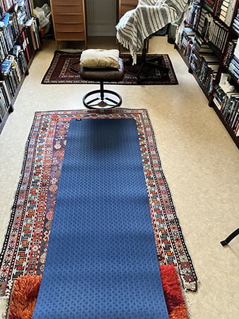 Blå yogamatta och fotpall i arbetsrummet