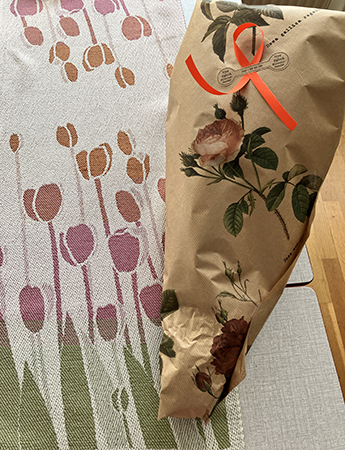 Blompaket på tulpanduken i köket