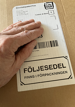 Brunt paket med min hand