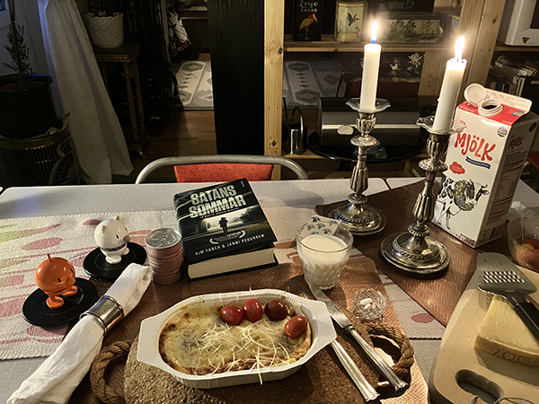 Dafgårds kycklinglasagne med Hopptisarna Satans sommar och levande ljus Dafgårds kycklinglasagne med Hopptisarna Satans sommar och levande ljus