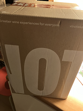 En låda från Vinoteket på en av bänkarna i köket