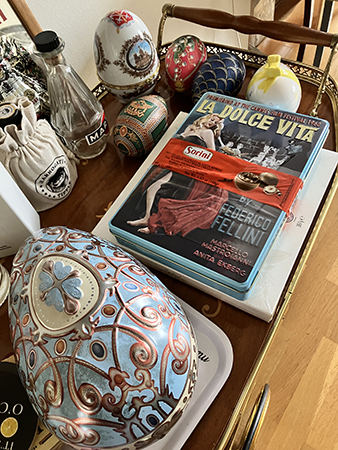 Fina plåtägg o porslinsägg samt chokladaskar på drinkvagnen